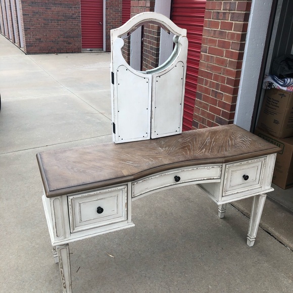 Vanity with mirror & stool. Its in new condition. Selling due to an upgrade! - Picture 2 of 5